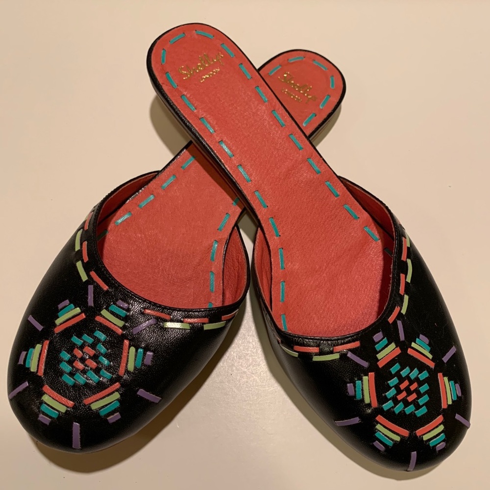 WOMEN’S FLATS.